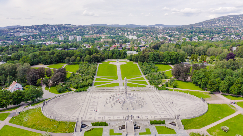 Hvor bør man bo i Oslo? De 5 beste områdene & gode hoteller 6 Vigelandsparken i Frognerparken i Oslo sett fra luften