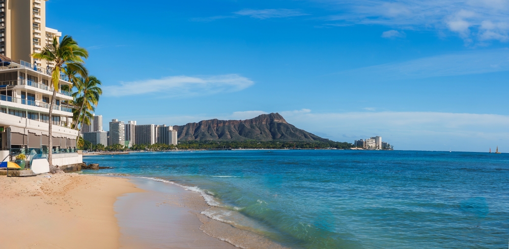 Waikiki Beach med palmer, hoteller og Diamond Head i bakgrunnen
