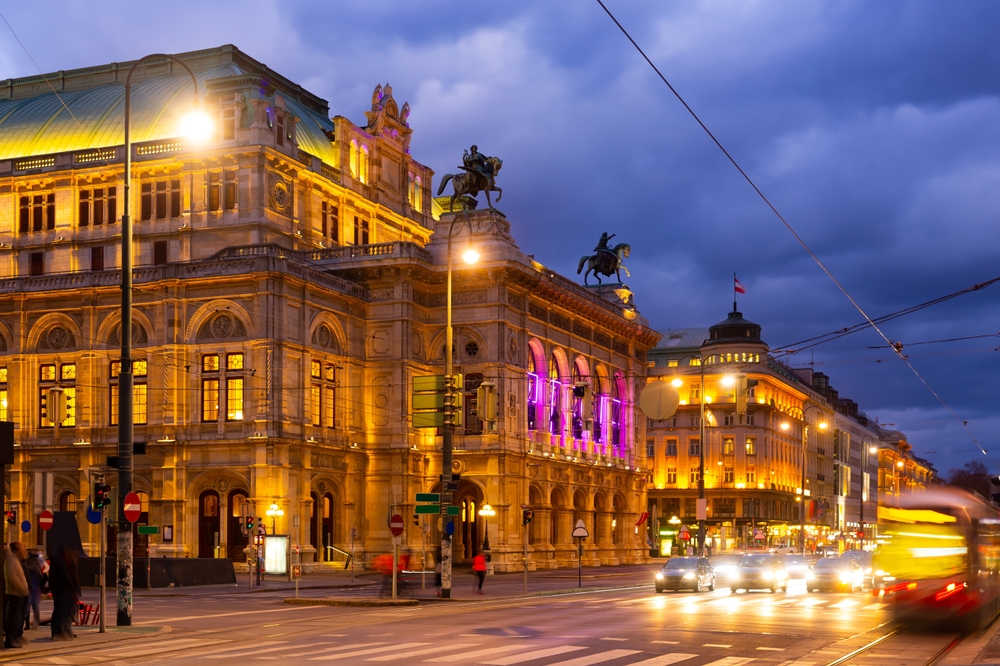 Severdigheter i Wien: 20 ting å se og gjøre 11 Wiener Staatsoper og Opernring om kvelden