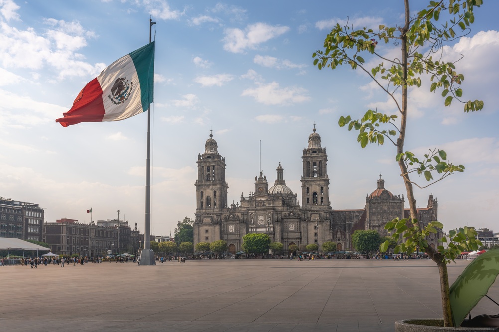Hvor bør man bo i Mexico City? De 6 beste områdene & gode hoteller 4 Zócalo med det meksikanske flagget og katedralen i Centro Histórico i Mexico City
