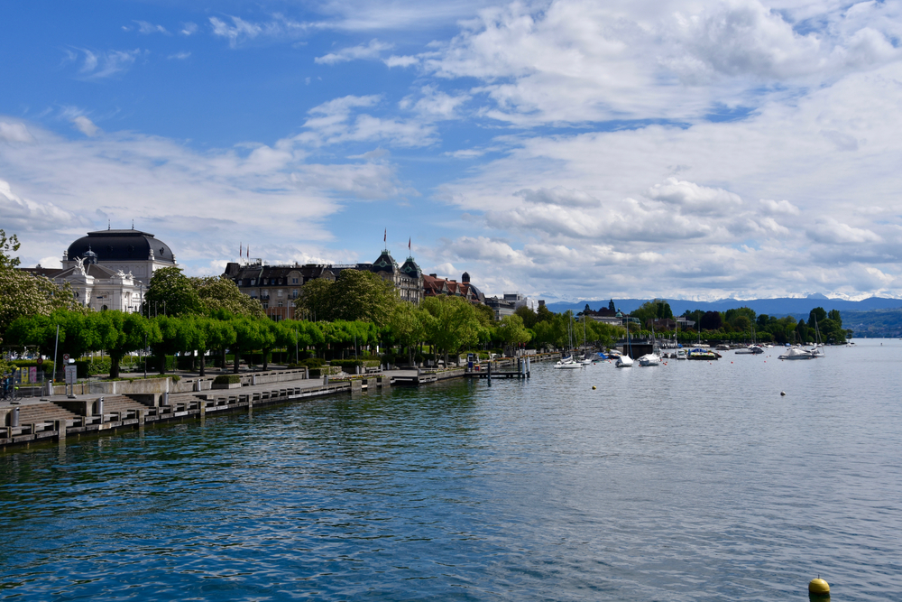 Zürichsjøen med Seefeld og operaen en sommerdag