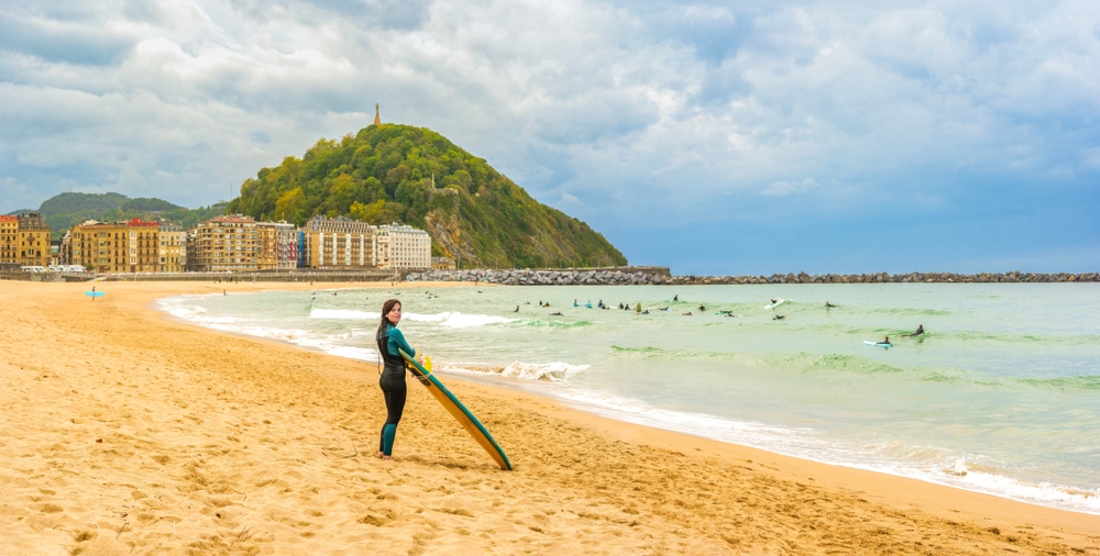 Hvor bør man bo i San Sebastian? De 6 beste områdene & gode hoteller 4 Surfere ved Zurriola-stranden i bydelen Gros i San Sebastian