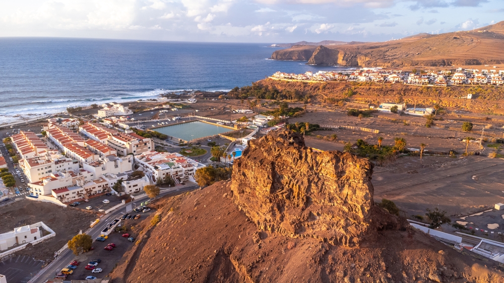 Severdigheter på Gran Canaria: de 17 beste tingene å se og gjøre 13 Flyfoto av Agaete og havnen Puerto de las Nieves på Gran Canaria ved solnedgang