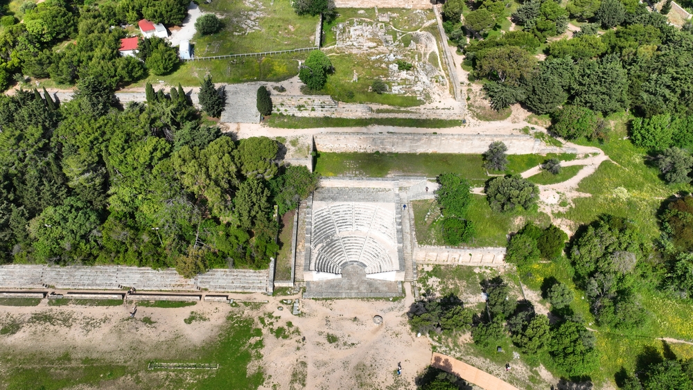 Flyfoto av akropolis på Monte Smith i Rhodos by med teateret og stadion