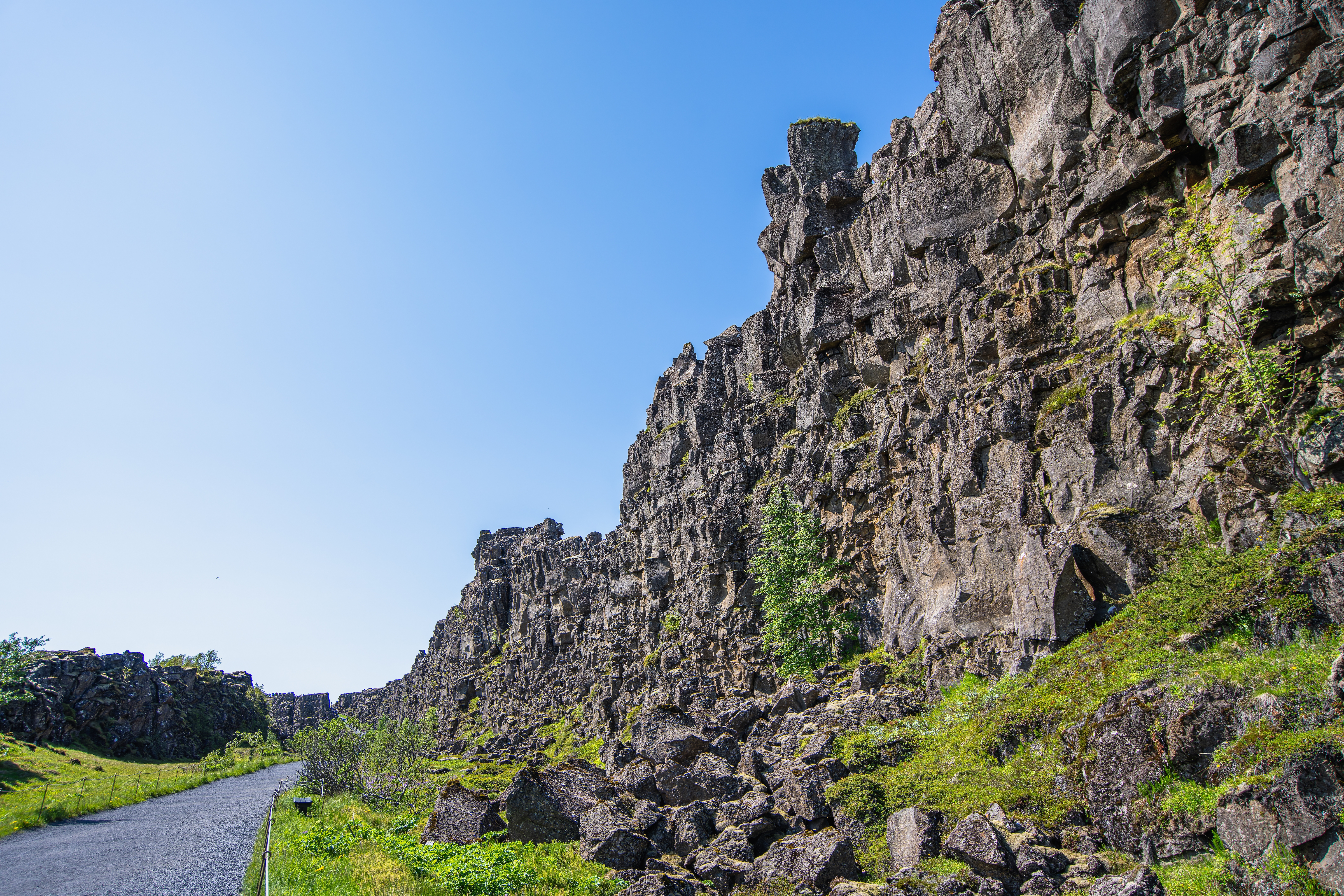 Stien langs fjellveggen i Almannagjá i Þingvellir