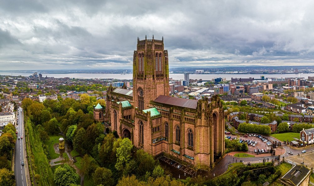Severdigheter i Liverpool: The Beatles, Anfield og 16 andre grunner til å reise 12 Den anglikanske Liverpool Cathedral i rød sandstein sett fra lufta