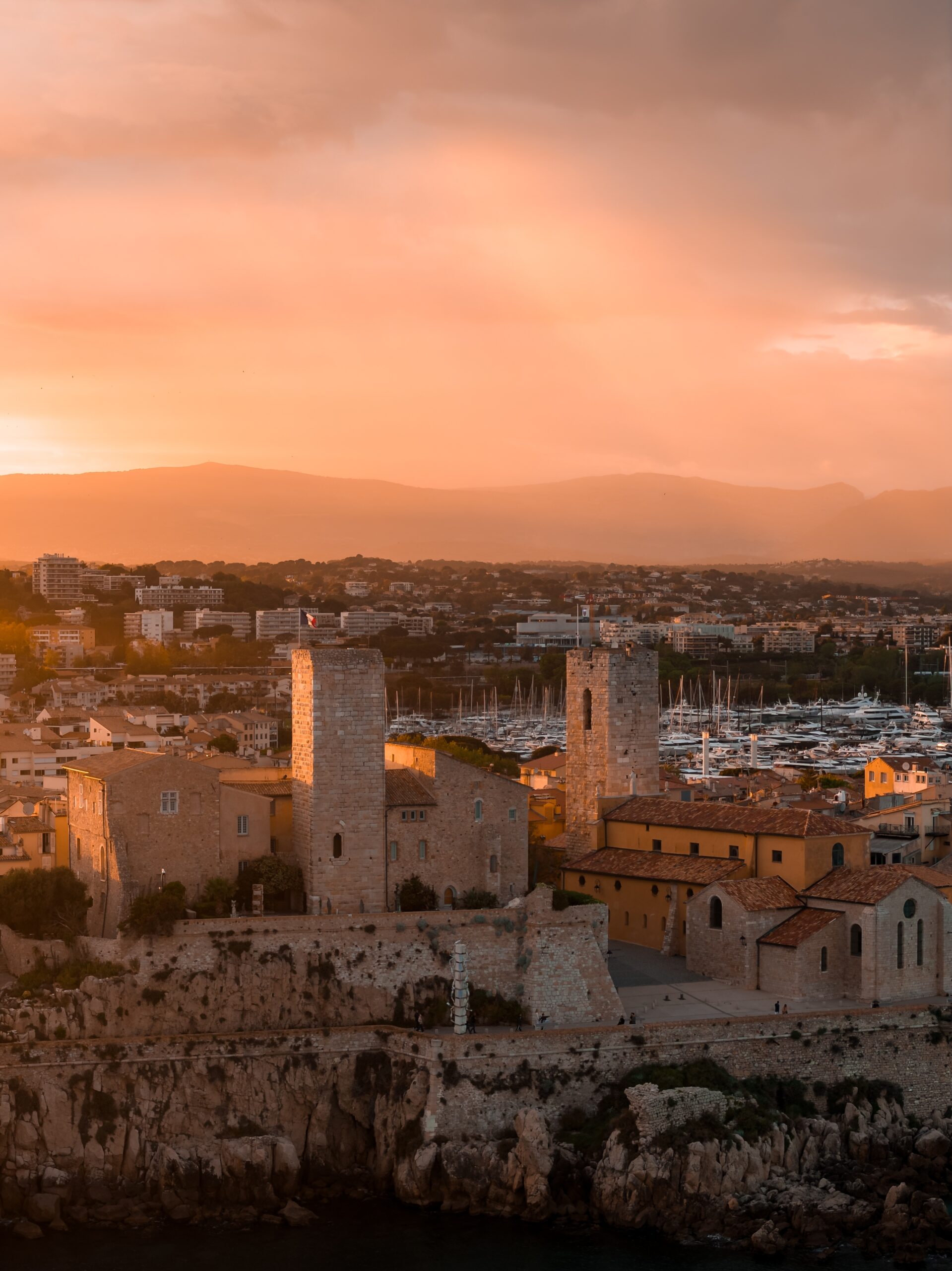 Severdigheter i Nice: de 17 beste tingene å se og gjøre 18 Musée Picasso og Château Grimaldi i Antibes i skumringen