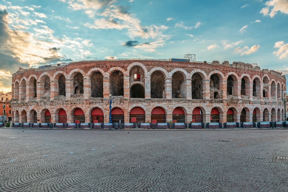 Hvor bør man bo i Verona? De 6 beste områdene & gode hoteller 2 Det romerske amfiteateret Arena di Verona ved Piazza Bra i soloppgang