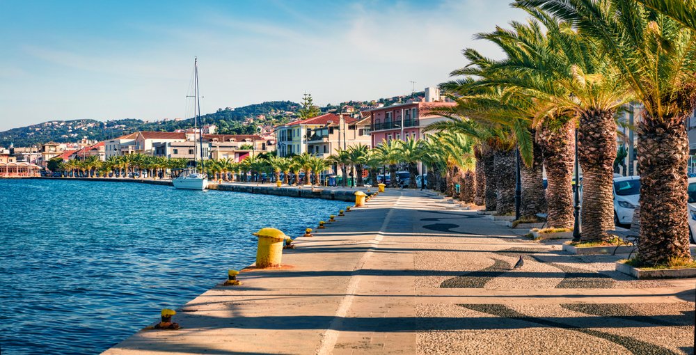 Hvor bør man bo i Hellas? De 13 beste områdene & gode hoteller 11 Argostoli, hovedbyen på Kefalonia, ved bukta