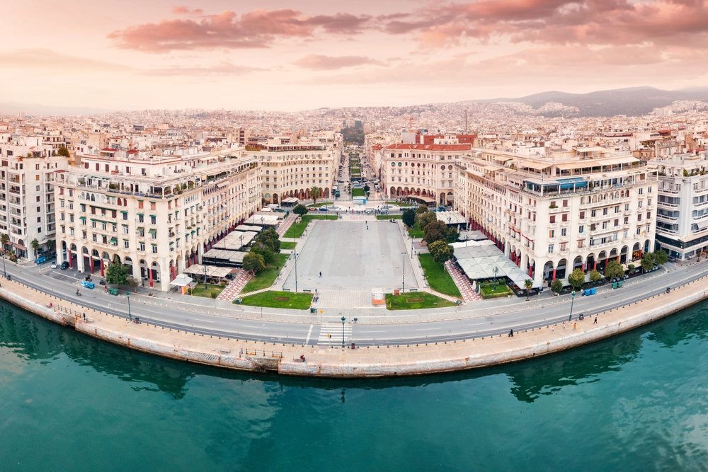 Hvor bør man bo i Hellas? De 13 beste områdene & gode hoteller 14 Aristotelous-plassen i Thessaloniki ned mot havet