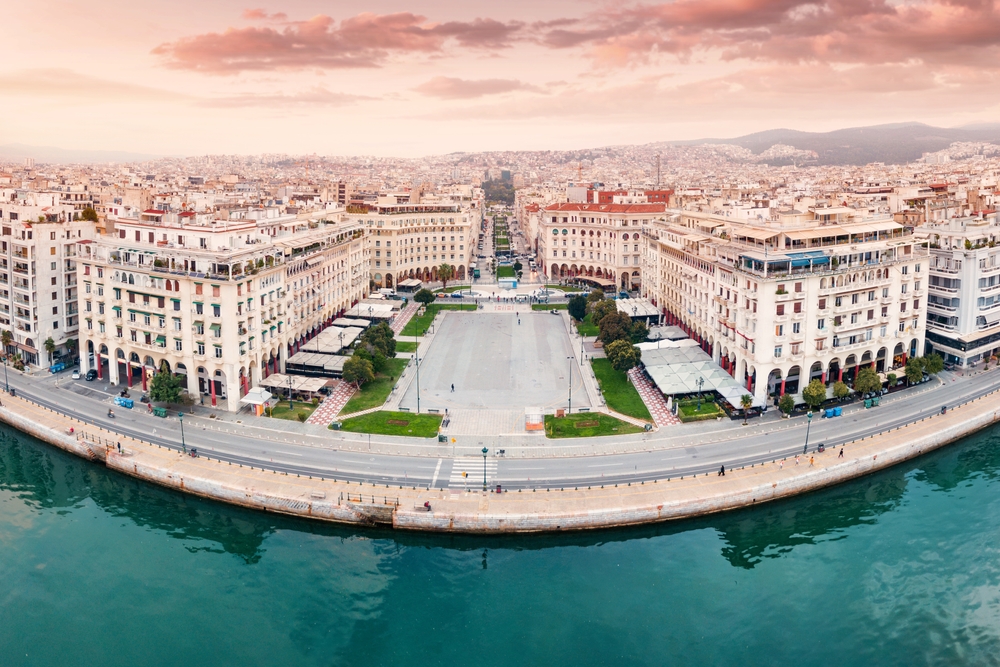 Luftfoto av Aristotelous-plassen i Thessaloniki, byens store plass ned mot havet