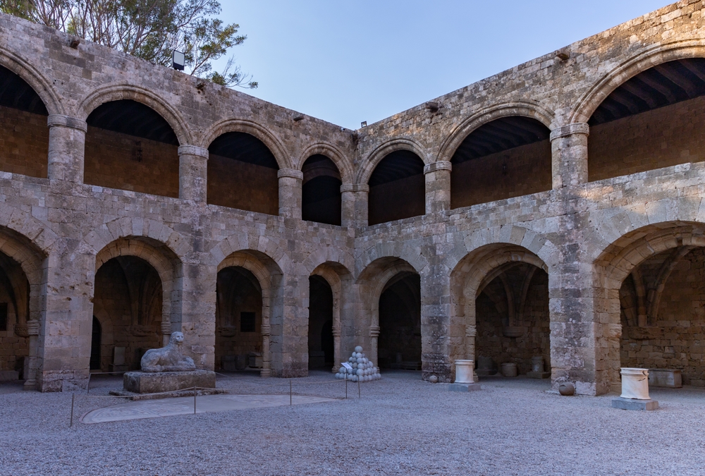 Gårdsplassen i Arkeologisk museum i Rhodos by