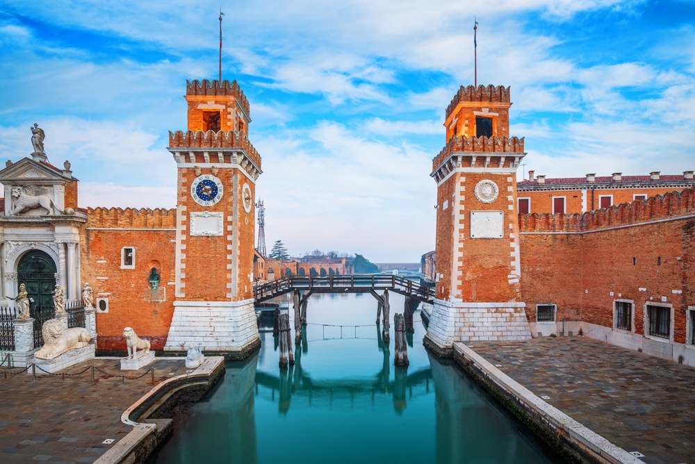 Inngangen til Arsenale i Castello i Venezia om morgenen