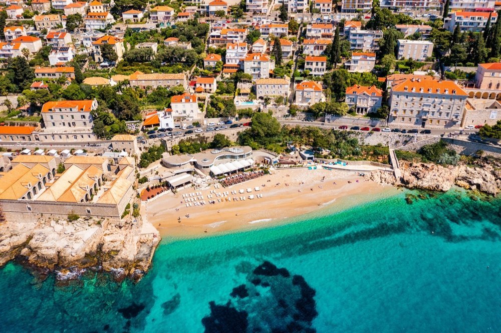 Banje-stranden i Dubrovnik med Old Town og bymuren i bakgrunnen