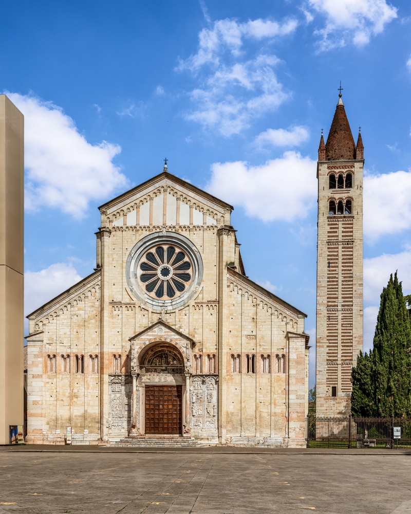 Hvor bør man bo i Verona? De 6 beste områdene & gode hoteller 5 Fasaden på Basilica di San Zeno i bydelen San Zeno i Verona