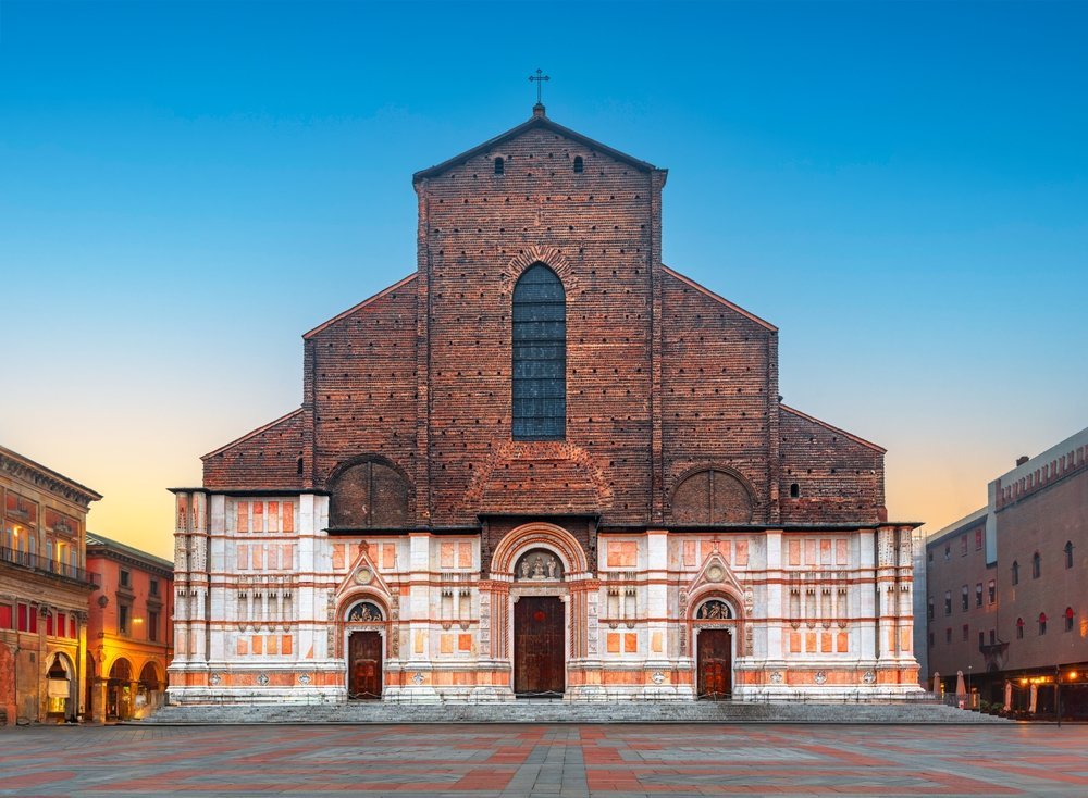 Basilica di San Petronio med den uferdige fasaden på Piazza Maggiore i Bologna