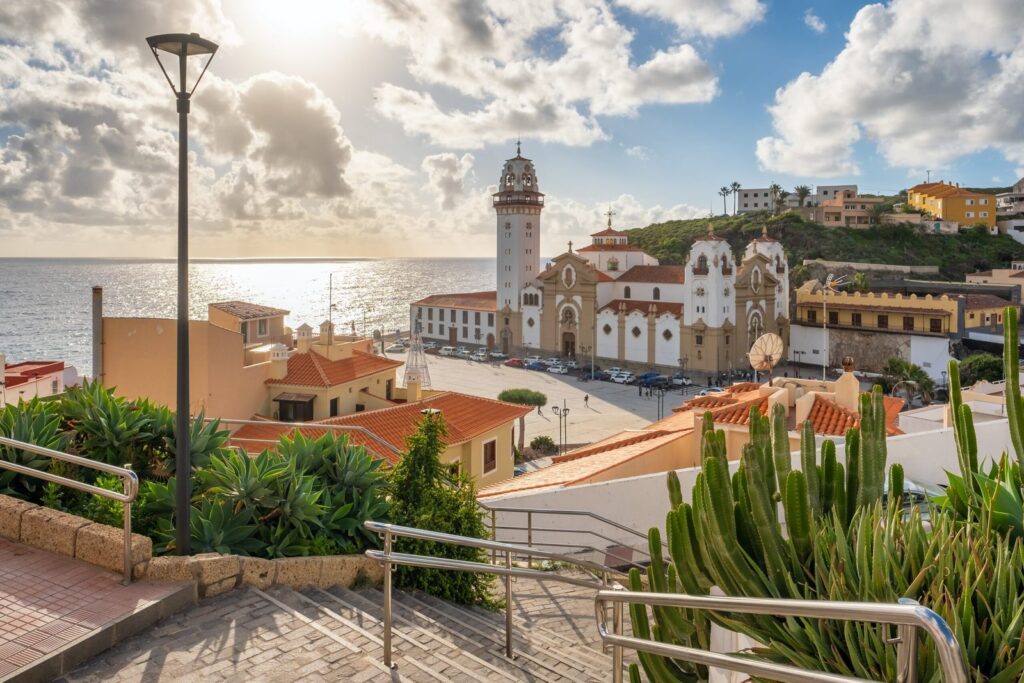 Severdigheter på Tenerife: de 18 beste tingene å se og gjøre 17 Basilikaen og Plaza de la Patrona i Candelaria