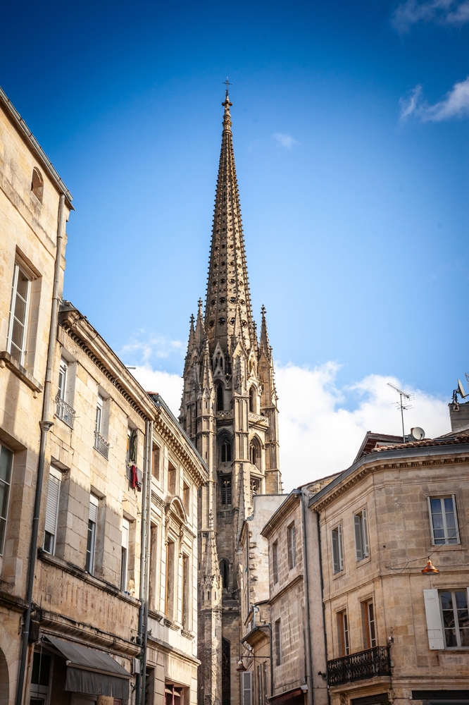Hvor bør man bo i Bordeaux? De 6 beste områdene & gode hoteller 5 Basilique Saint-Michel og tårnet i Bordeaux