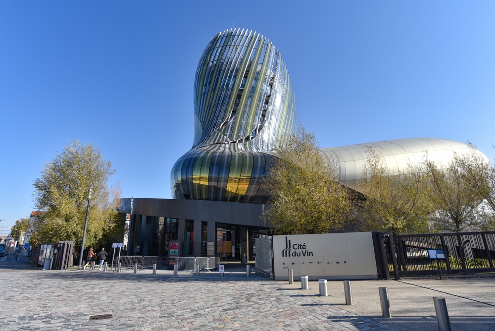Hvor bør man bo i Bordeaux? De 6 beste områdene & gode hoteller 7 Moderne arkitektur ved Cité du Vin i Bassins à flot i Bordeaux