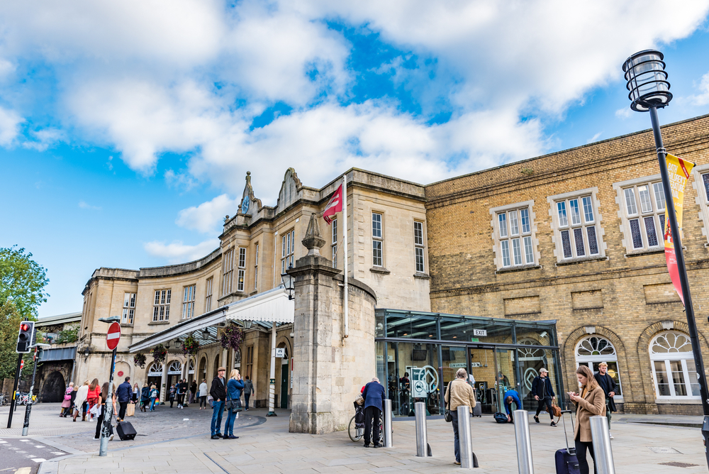 Hvor bør man bo i Bath? De 6 beste områdene & gode hoteller 4 Bath Spa-stasjonen i Bath, der togene fra London ankommer
