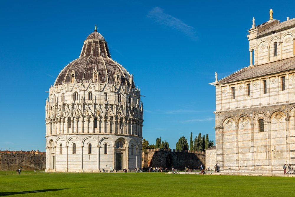 Hvor bør man bo i Pisa? De 5 beste områdene & gode hoteller 2 Battistero og domkirken på Piazza dei Miracoli i Pisa