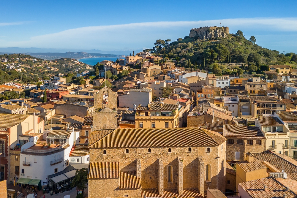 Hvor bør man bo på Costa Brava? De 6 beste byene & gode hoteller 5 Den pittoreske byen Begur på Costa Brava med middelalderborgen på høyden