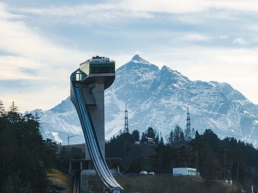 Bergisel-hoppbakken i Wilten i Innsbruck med fjellene i bakgrunnen