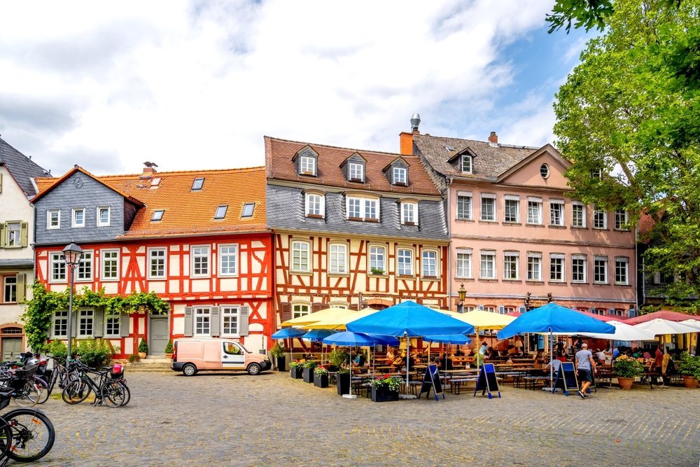 Severdigheter i Frankfurt: 18 ting å oppleve mellom skyskraperne og eplevinkroene 17 Bindingsverkshus i Old Town i Frankfurt-Höchst