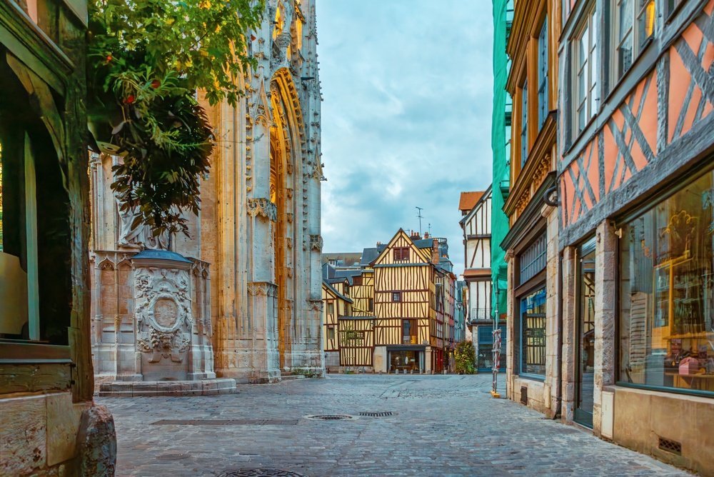 Bindingsverkshus i Old Town i Rouen med katedralen Notre-Dame i enden av gata