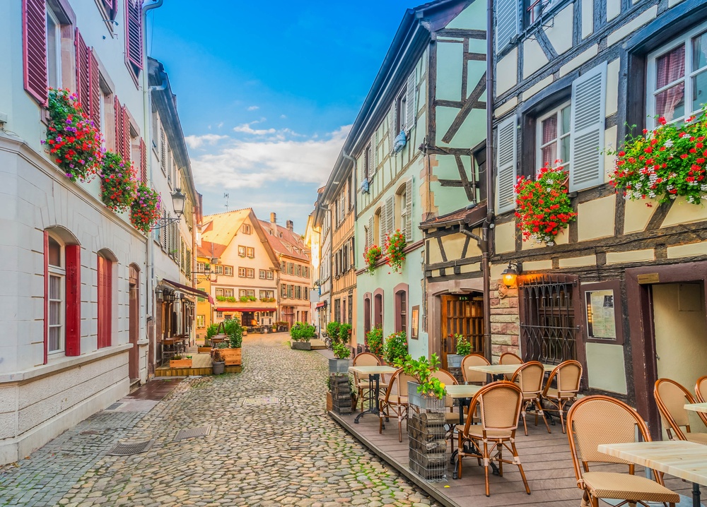 Gate med bindingsverkshus i middelalderbydelen Petite France i Strasbourg