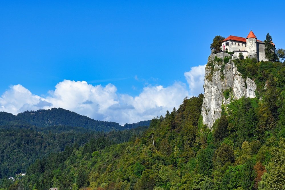 Hvor bør man bo i Slovenia? De 6 beste områdene & gode hoteller 3 Bled slott på klippen 130 meter over Bledsjøen