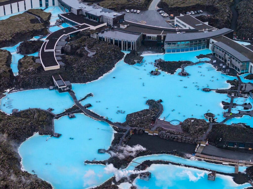 Fra Keflavík lufthavn til Reykjavik - transportguide 4 Blue Lagoon med melkeblått vann og lavamarker