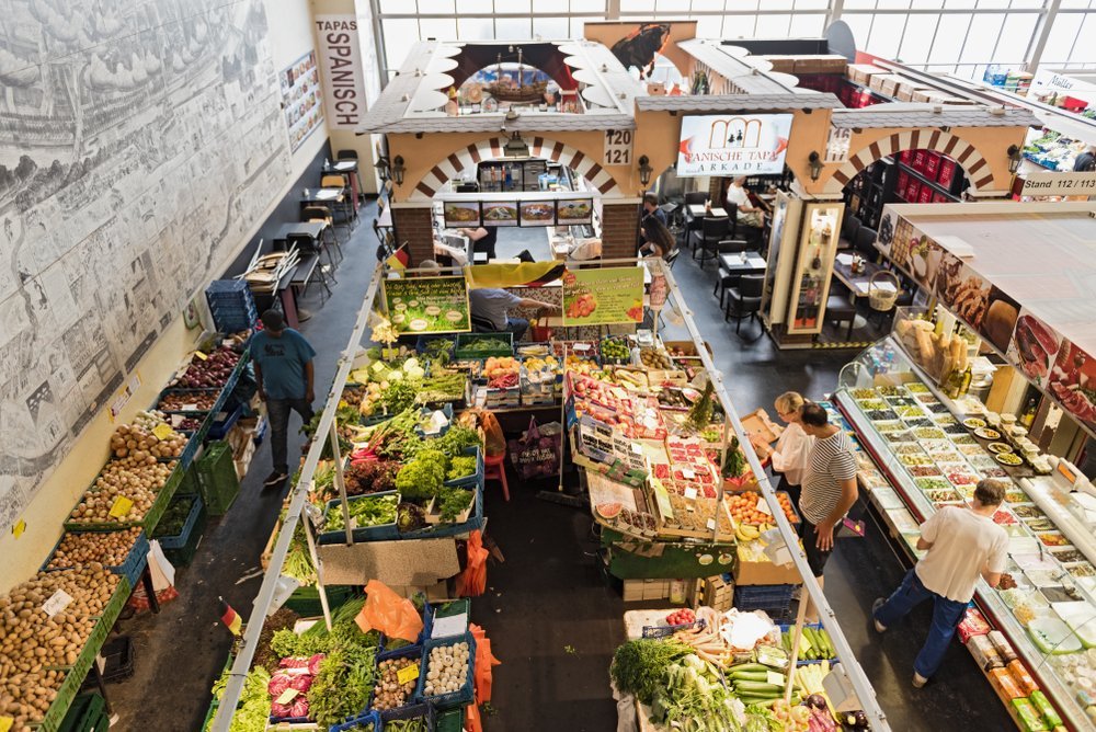 Severdigheter i Frankfurt: 18 ting å oppleve mellom skyskraperne og eplevinkroene 5 Boder med frukt og delikatesser i Kleinmarkthalle i Frankfurt