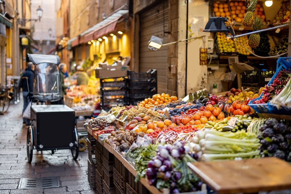 Boder med frukt og grønnsaker i matkvartalet Quadrilatero i Bologna