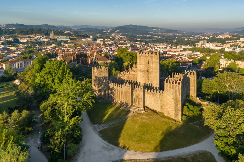 Flyfoto av borgen i Guimarães ved soloppgang
