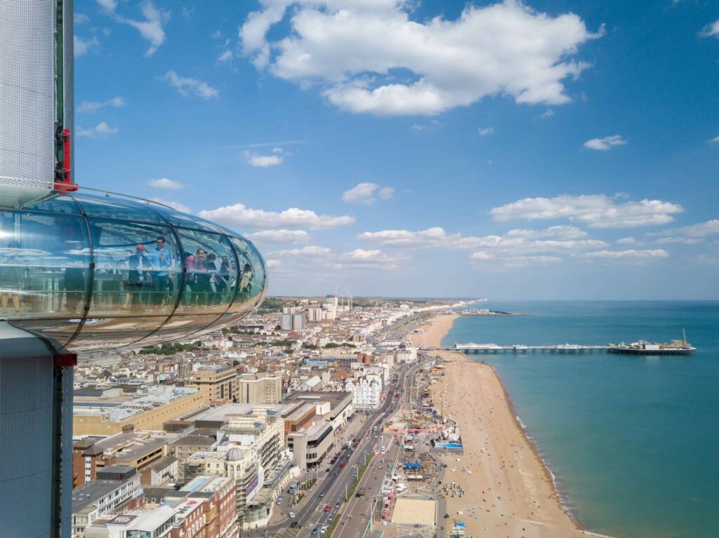 Hvor bør man bo i England? De 11 beste områdene & gode hoteller 3 Brighton sett fra luften med strandpromenaden, stranden og Brighton Palace Pier