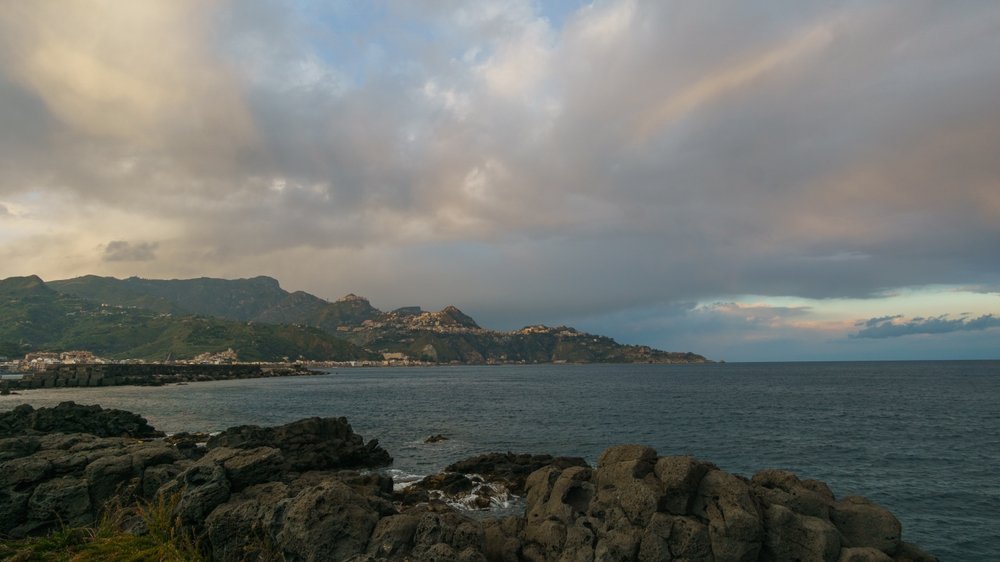 Bukten ved Giardini Naxos mot Capo Taormina i solnedgang