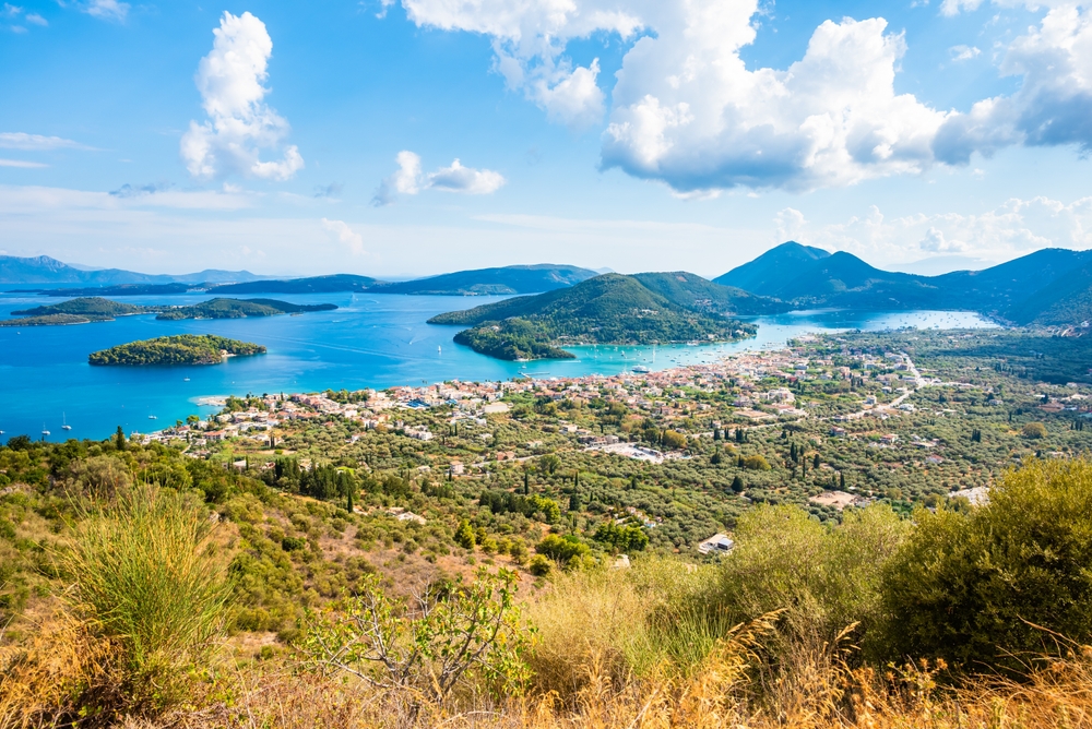 Utsikt over bukten ved Nidri med hav og fjell på Lefkada