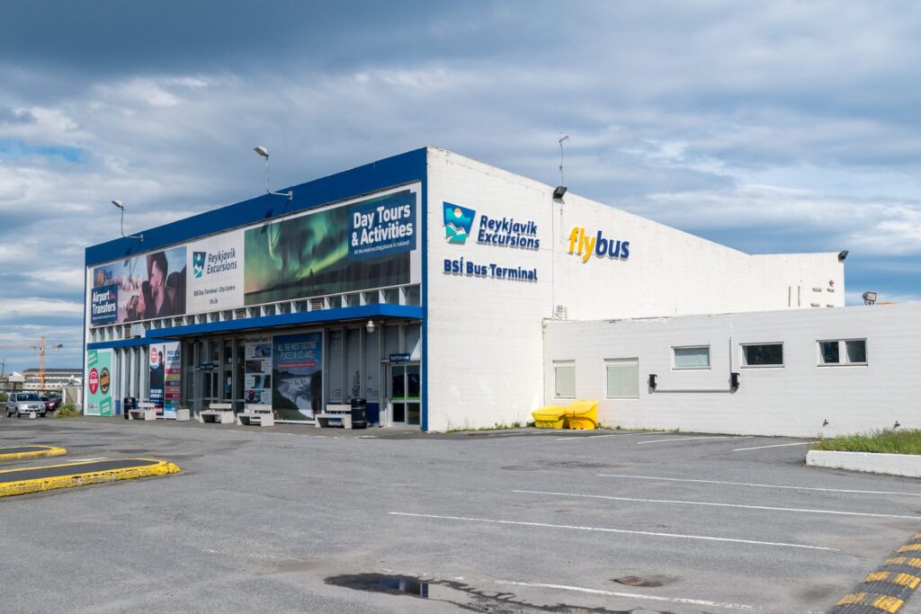 Fra Keflavík lufthavn til Reykjavik - transportguide 3 Bussterminalen BSÍ i Reykjavik