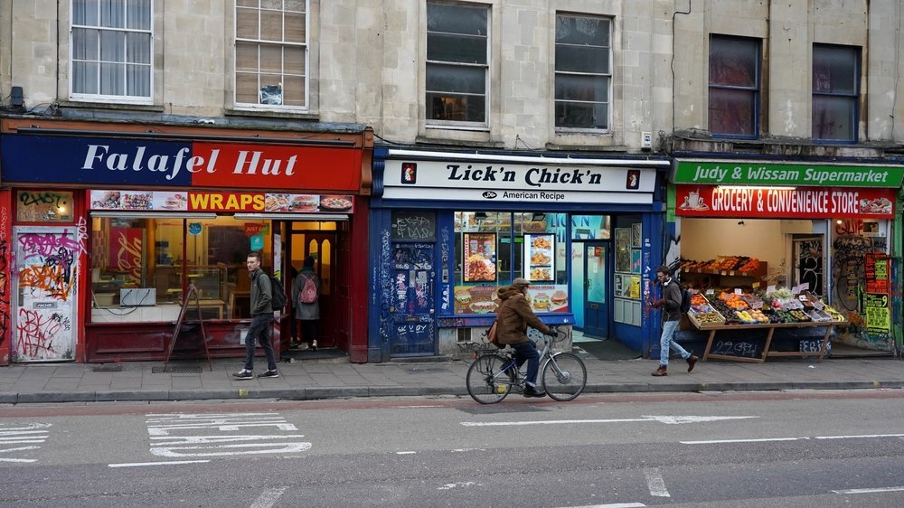 Butikker og veggmalerier i Stokes Croft i Bristol