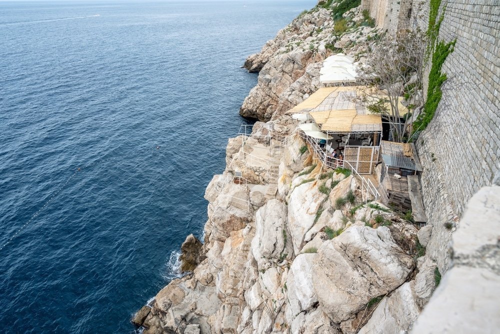 Buža-bar på klippene utenfor bymuren i Dubrovnik