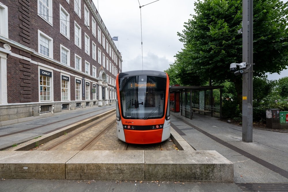 Bybanen linje 1 mot Bergen lufthavn ved holdeplassen Byparken i sentrum