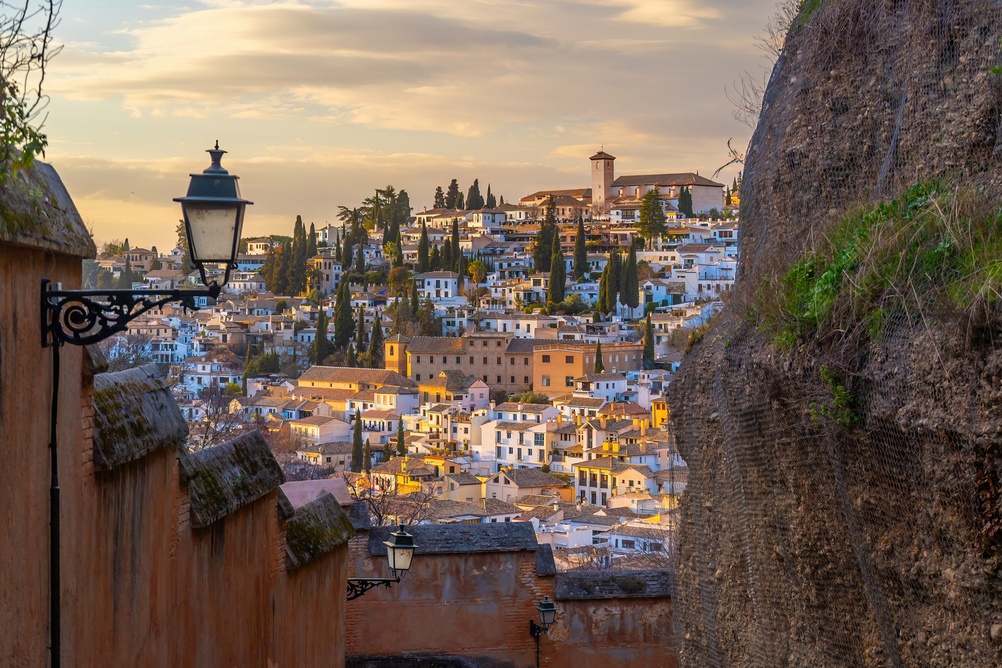 Hvor bør man bo i Granada? De 6 beste områdene & gode hoteller 4 Den historiske bydelen Albaicín sett ovenfra med utsikt over Granada