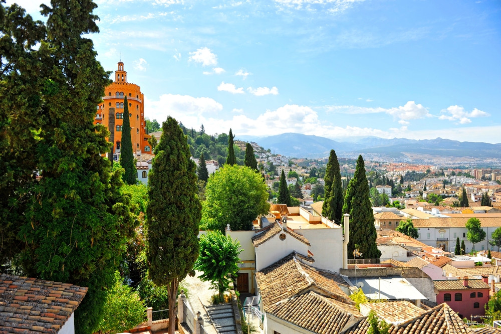 Hvor bør man bo i Granada? De 6 beste områdene & gode hoteller 5 Panorama over bydelen El Realejo i Granada med Sierra Nevada i bakgrunnen