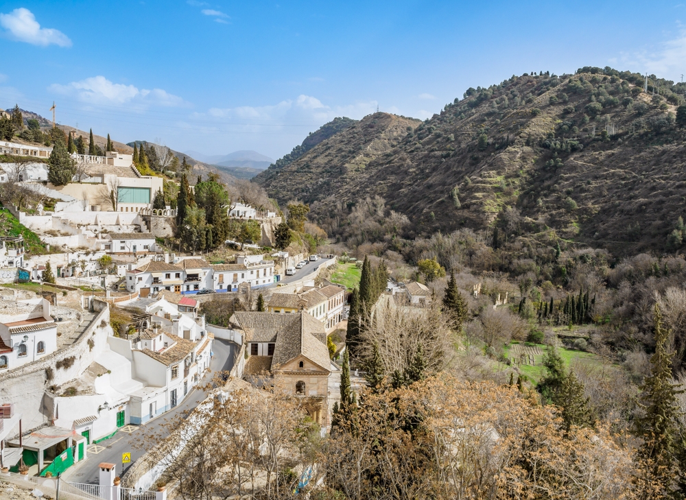 Hvor bør man bo i Granada? De 6 beste områdene & gode hoteller 7 Bydelen Sacromonte i fjellskråningen i Granada i Andalucía