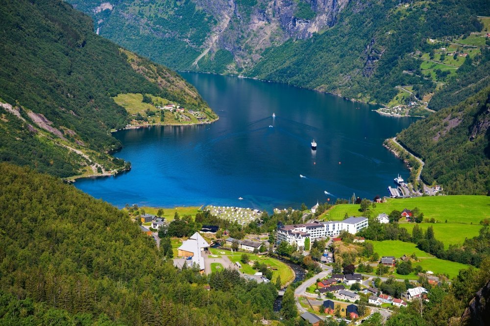 Hvor bør man bo i Norge? De 8 beste områdene & gode hoteller 7 Bygda Geiranger innerst i Geirangerfjorden
