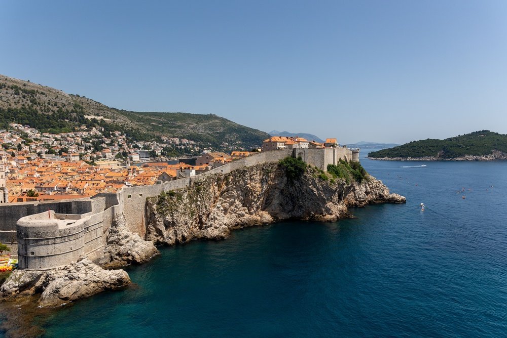 Bymuren i Dubrovnik med utsikt over Old Town og Adriaterhavet