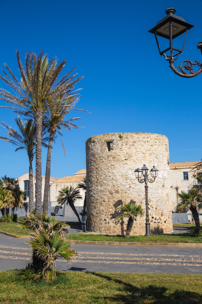 Bymuren og bastionene ved gamlebyen i Alghero på Sardinia