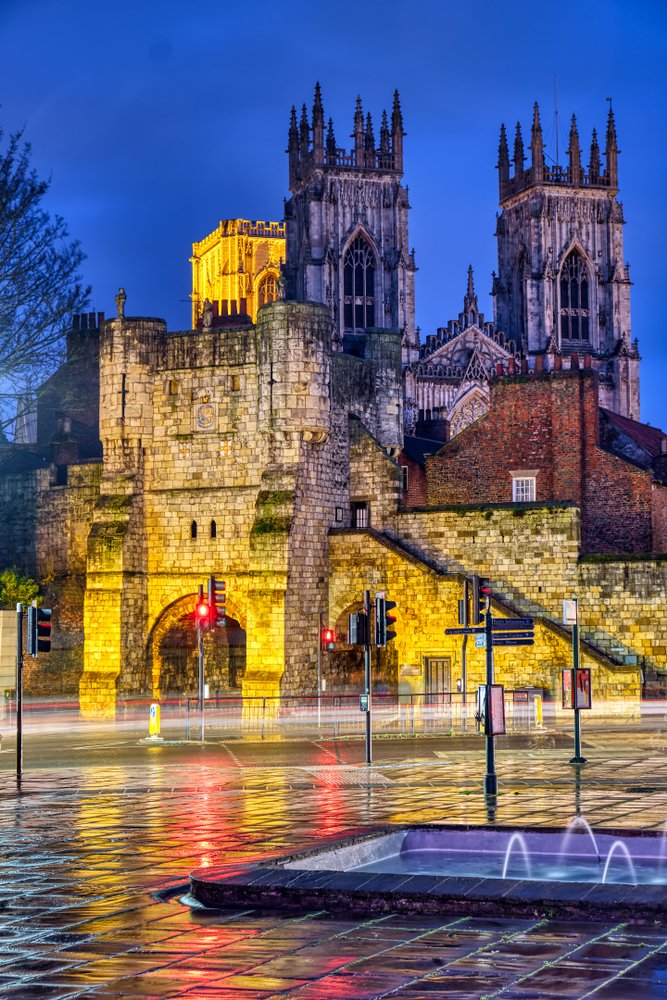 Hvor bør man bo i England? De 11 beste områdene & gode hoteller 12 Byporten Bootham Bar i bymuren med York Minster i bakgrunnen