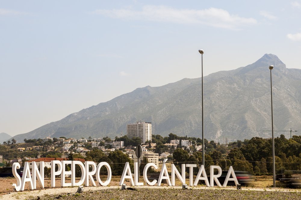 Hvor bør man bo i Marbella? De 6 beste områdene & gode hoteller 6 Byskiltet ved innkjørselen til San Pedro de Alcántara med fjellet La Concha